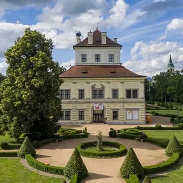 Fotka zámku Ostrov